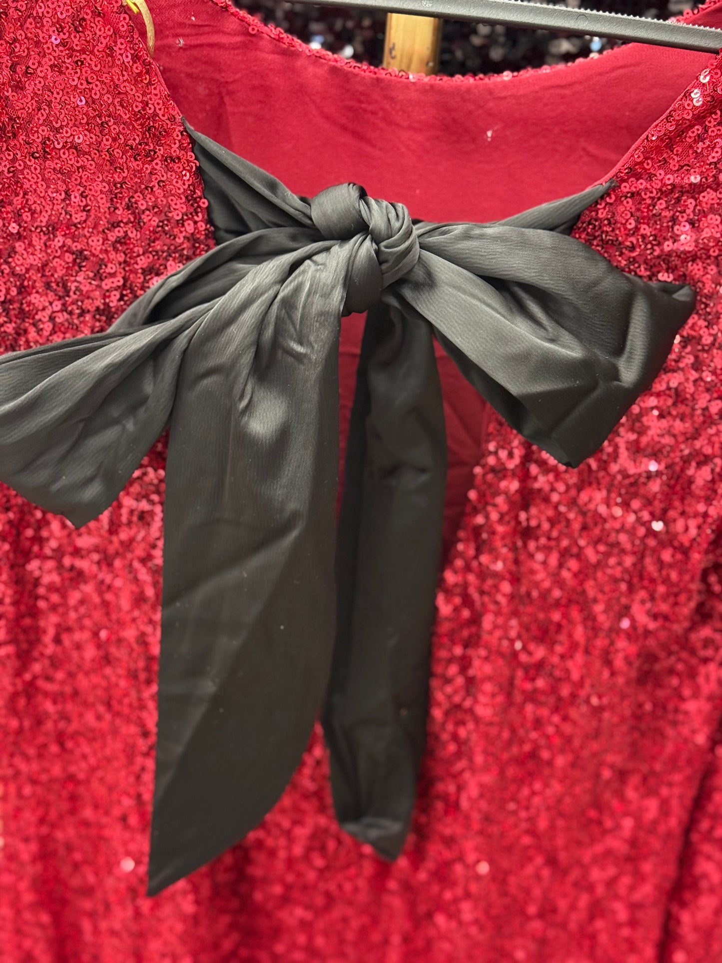 Abito con fiocco e paillettes