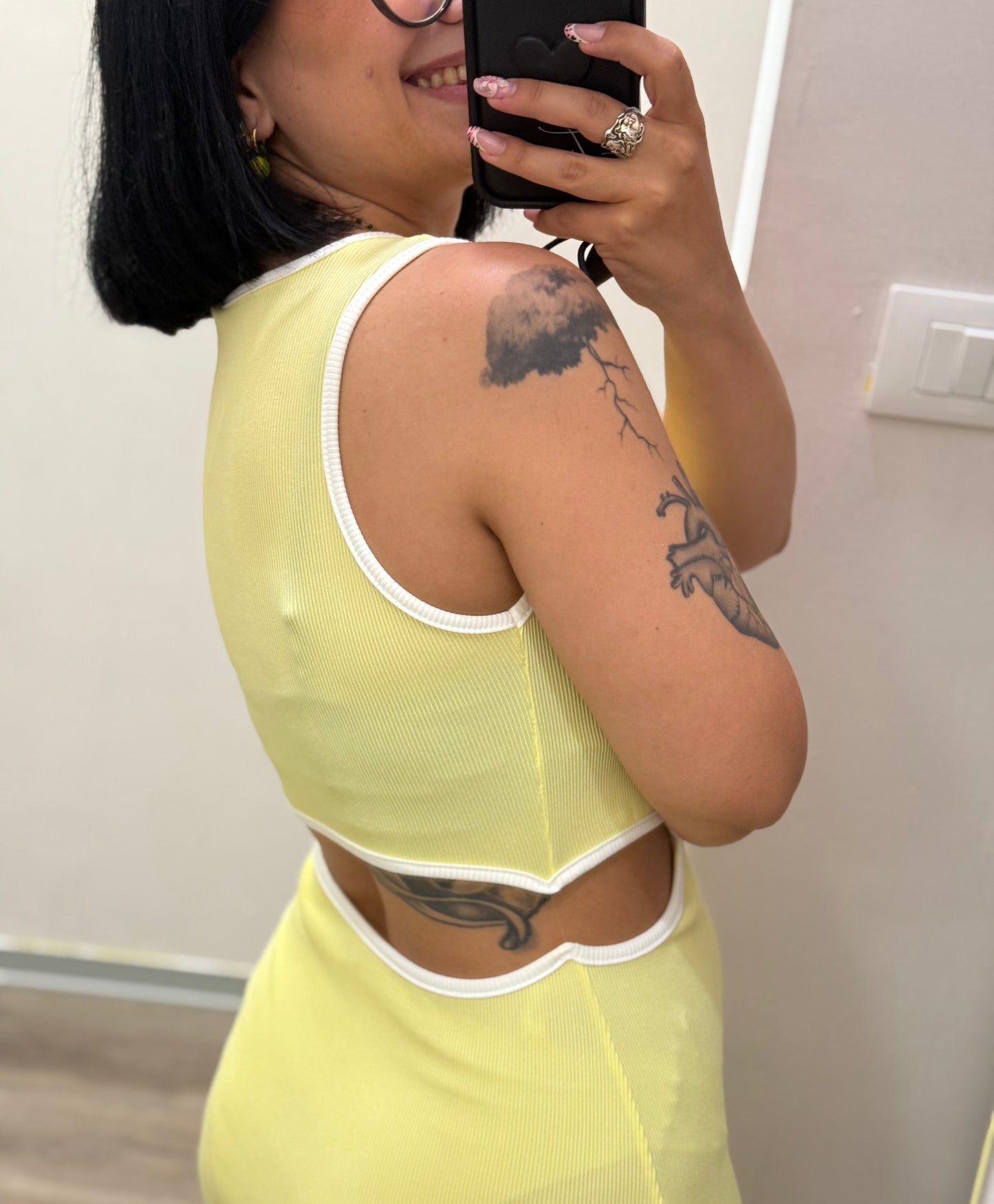 Abito a costine con scollo dietro