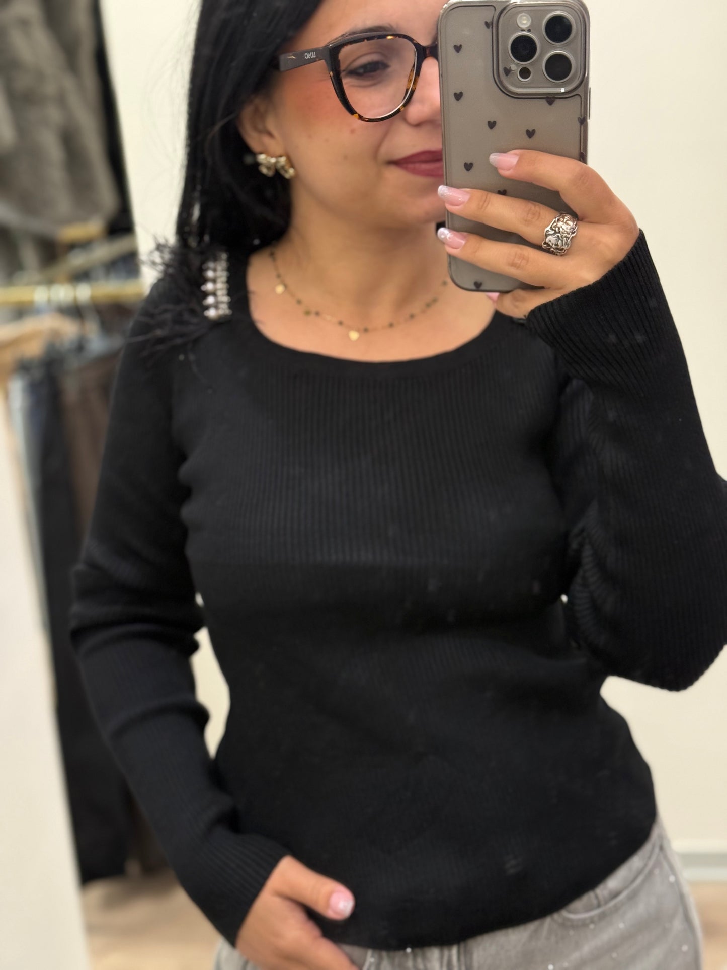 Maglioncino a costine con piume e perline