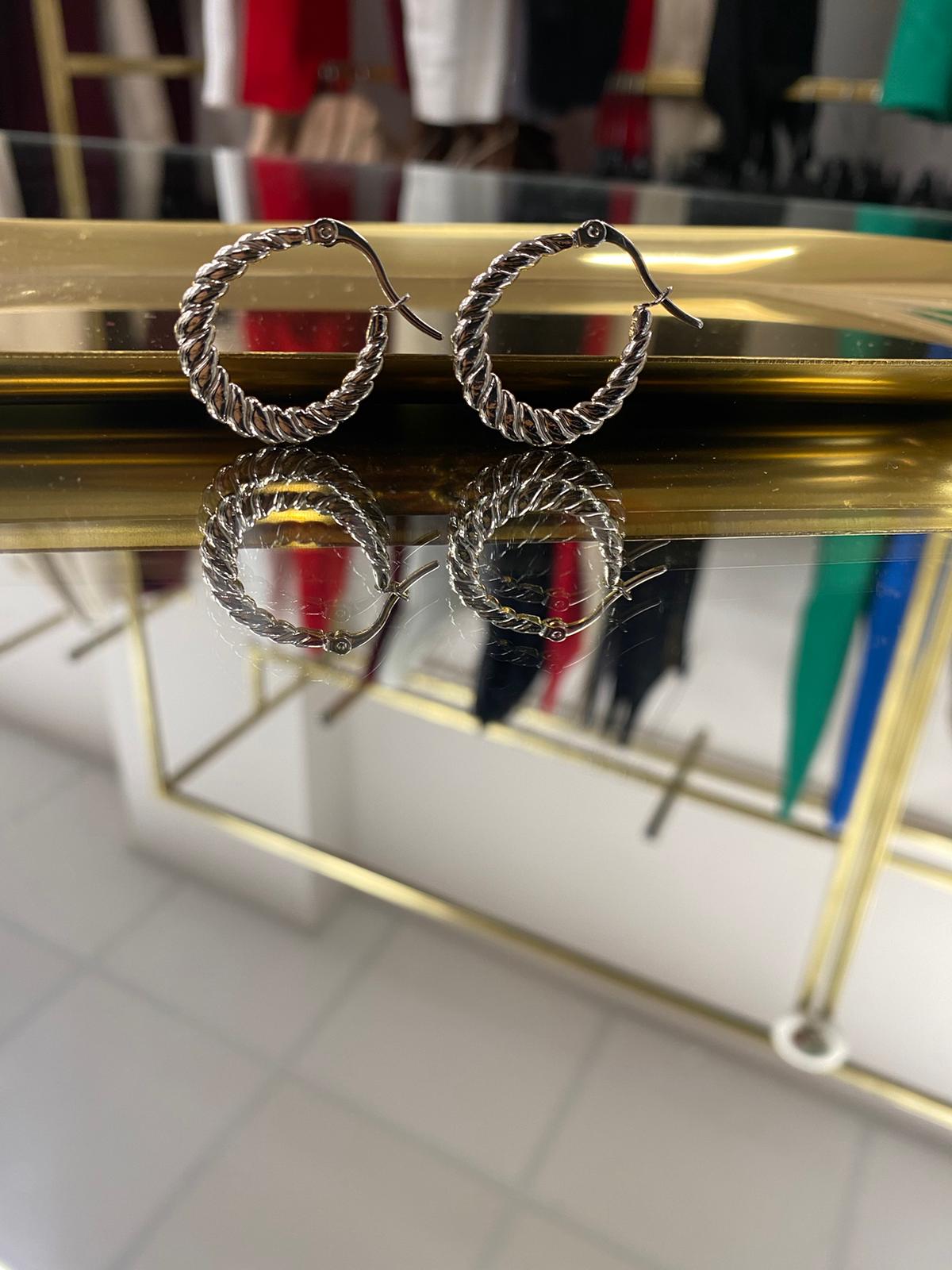 Orecchini cerchio abbraccio