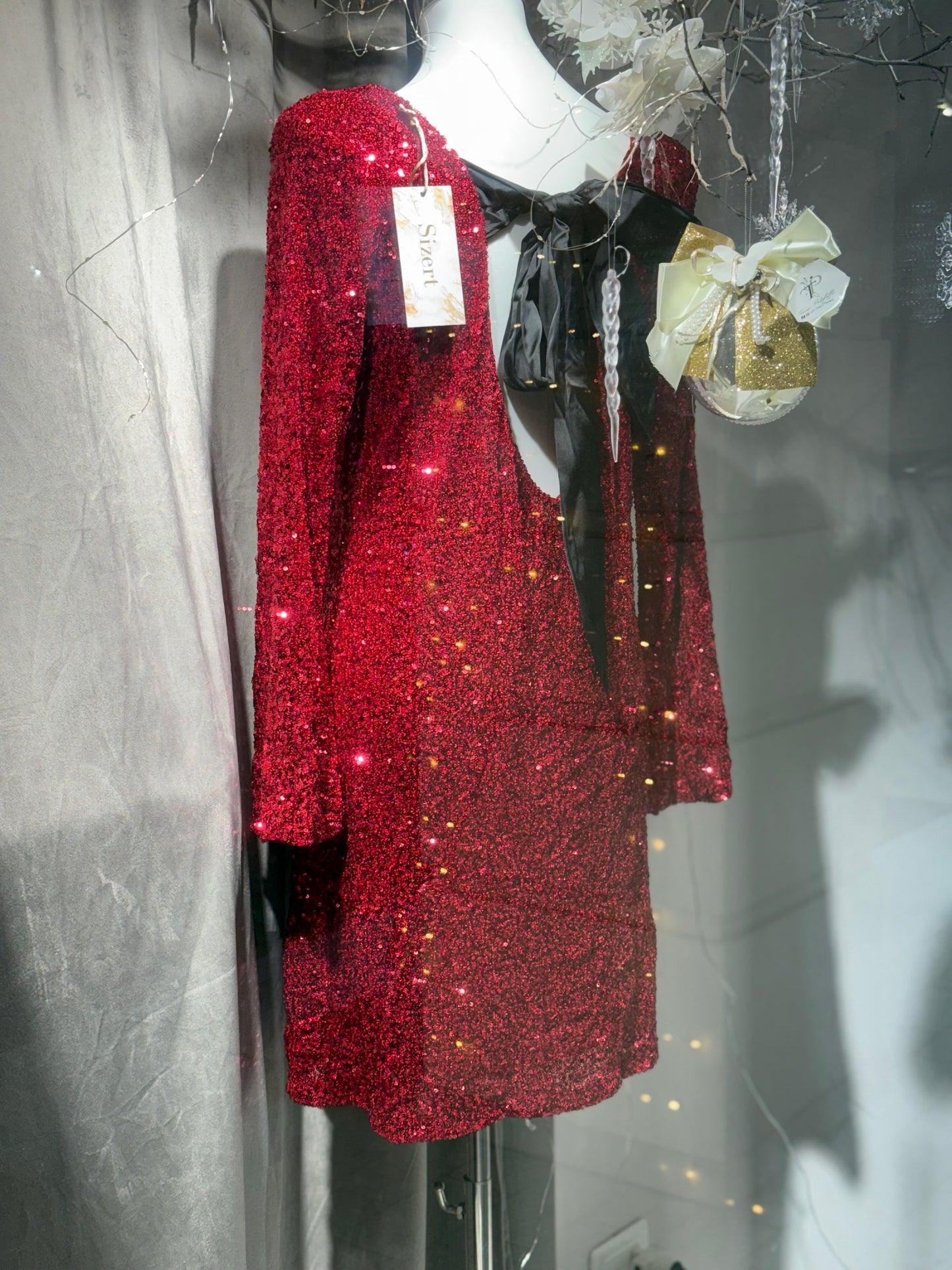 Abito con fiocco e paillettes