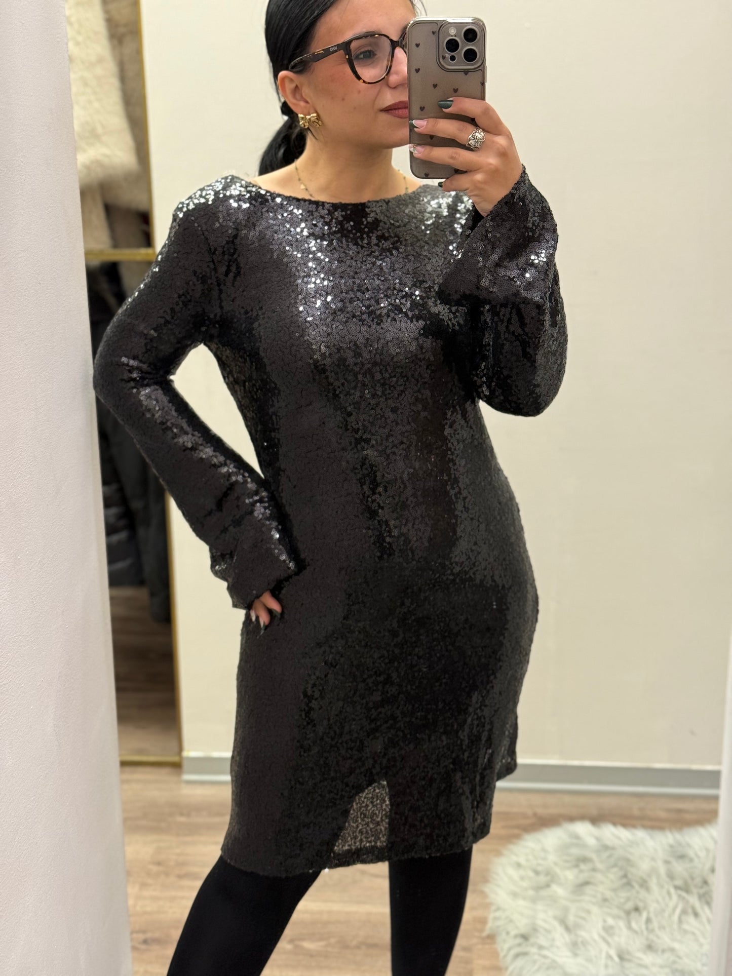 Abito con fiocco e paillettes