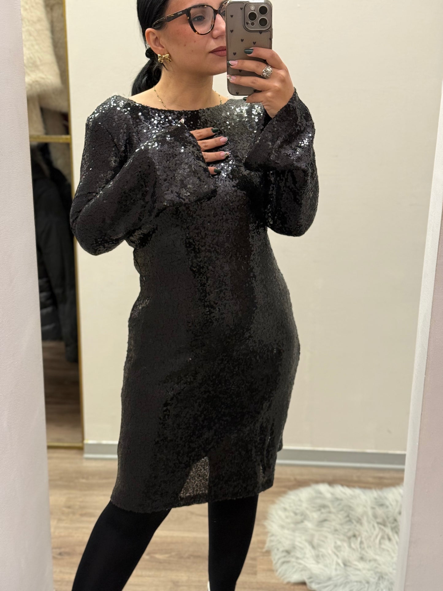 Abito con fiocco e paillettes