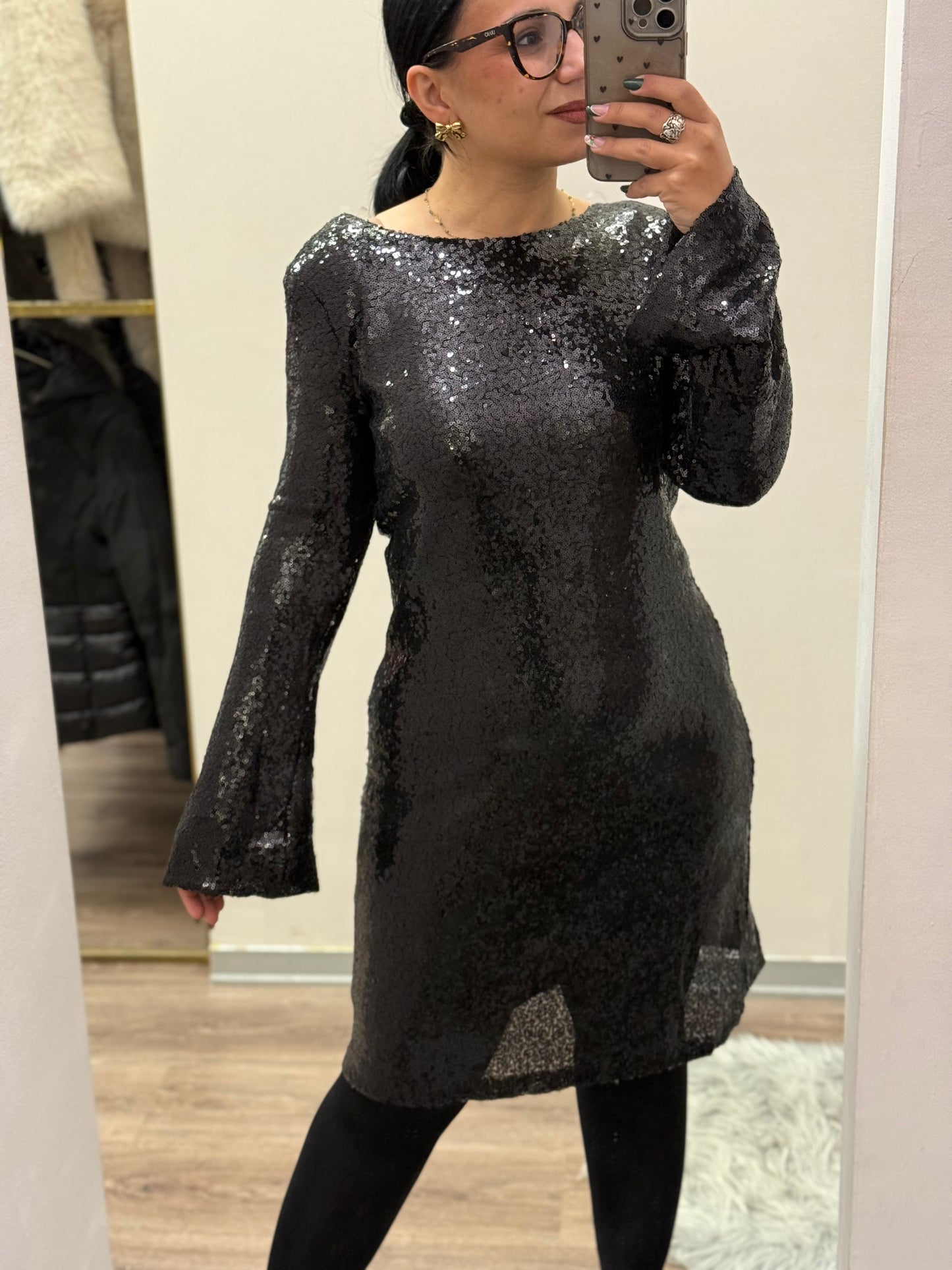 Abito con fiocco e paillettes