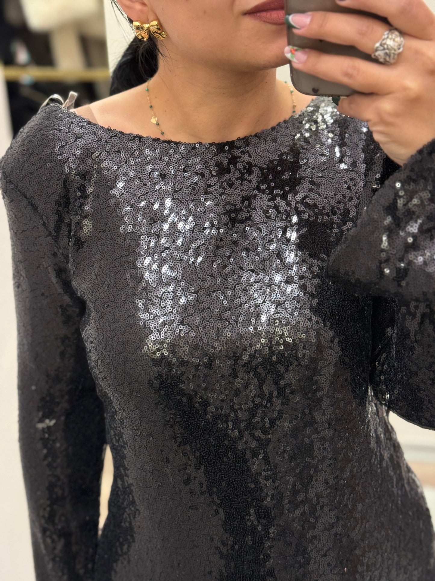 Abito con fiocco e paillettes