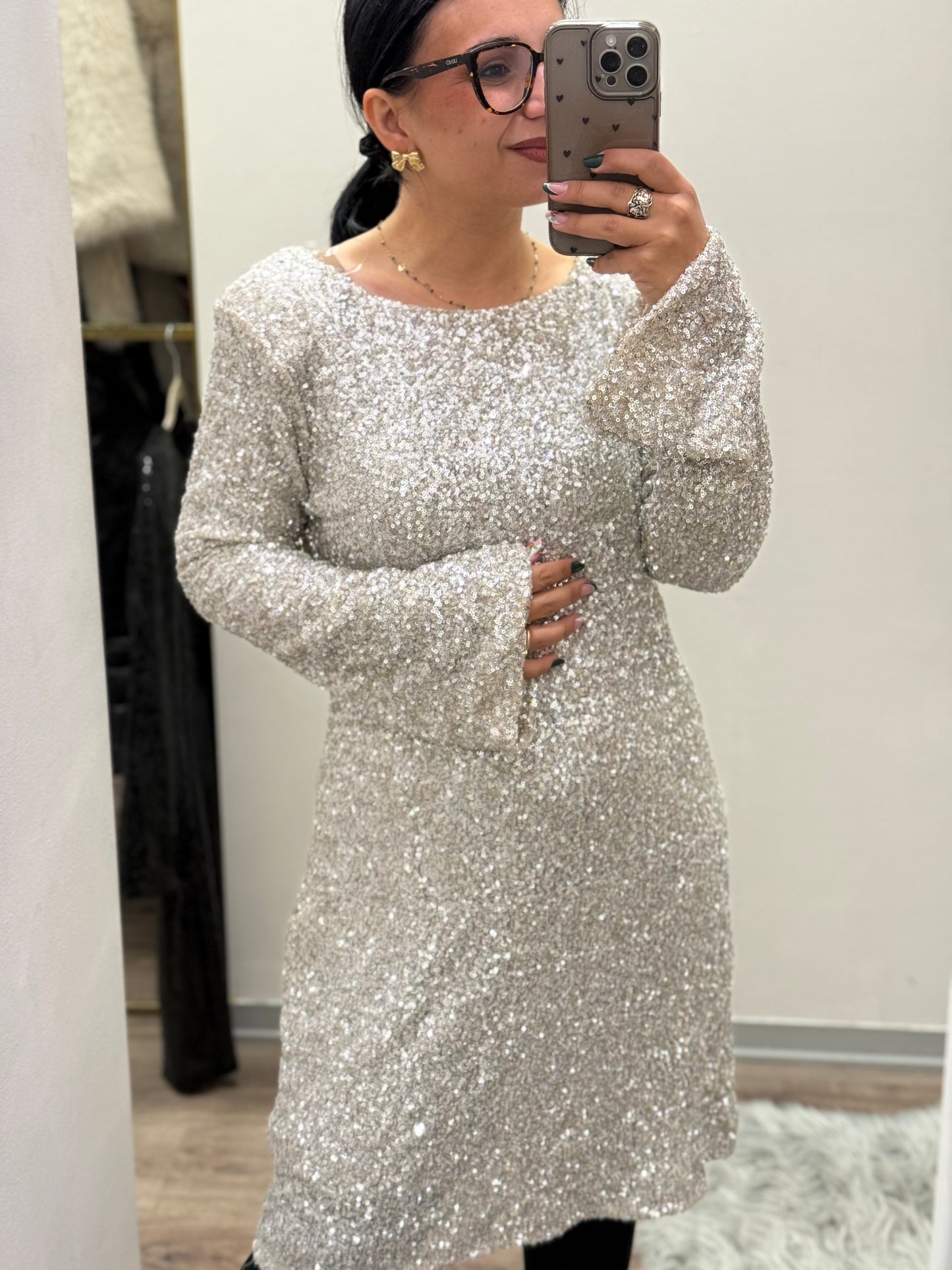 Abito con fiocco e paillettes