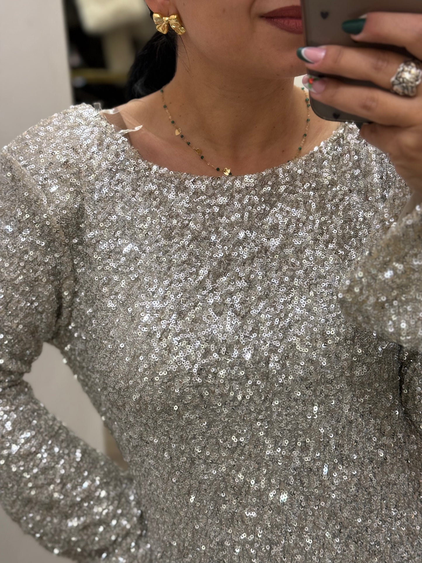 Abito con fiocco e paillettes