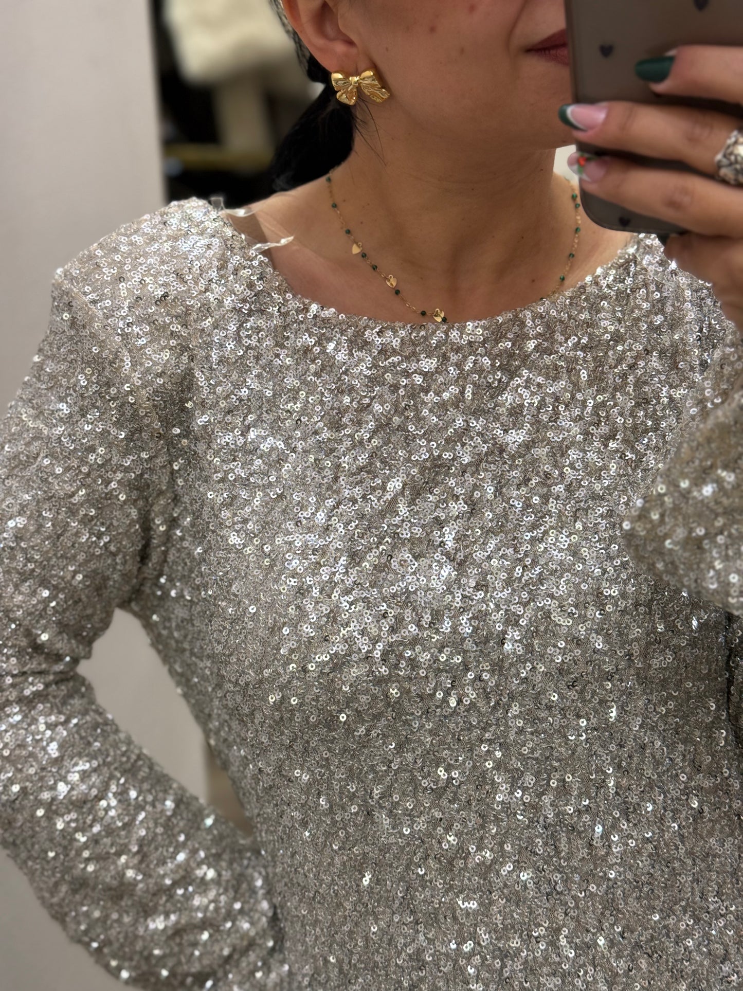 Abito con fiocco e paillettes