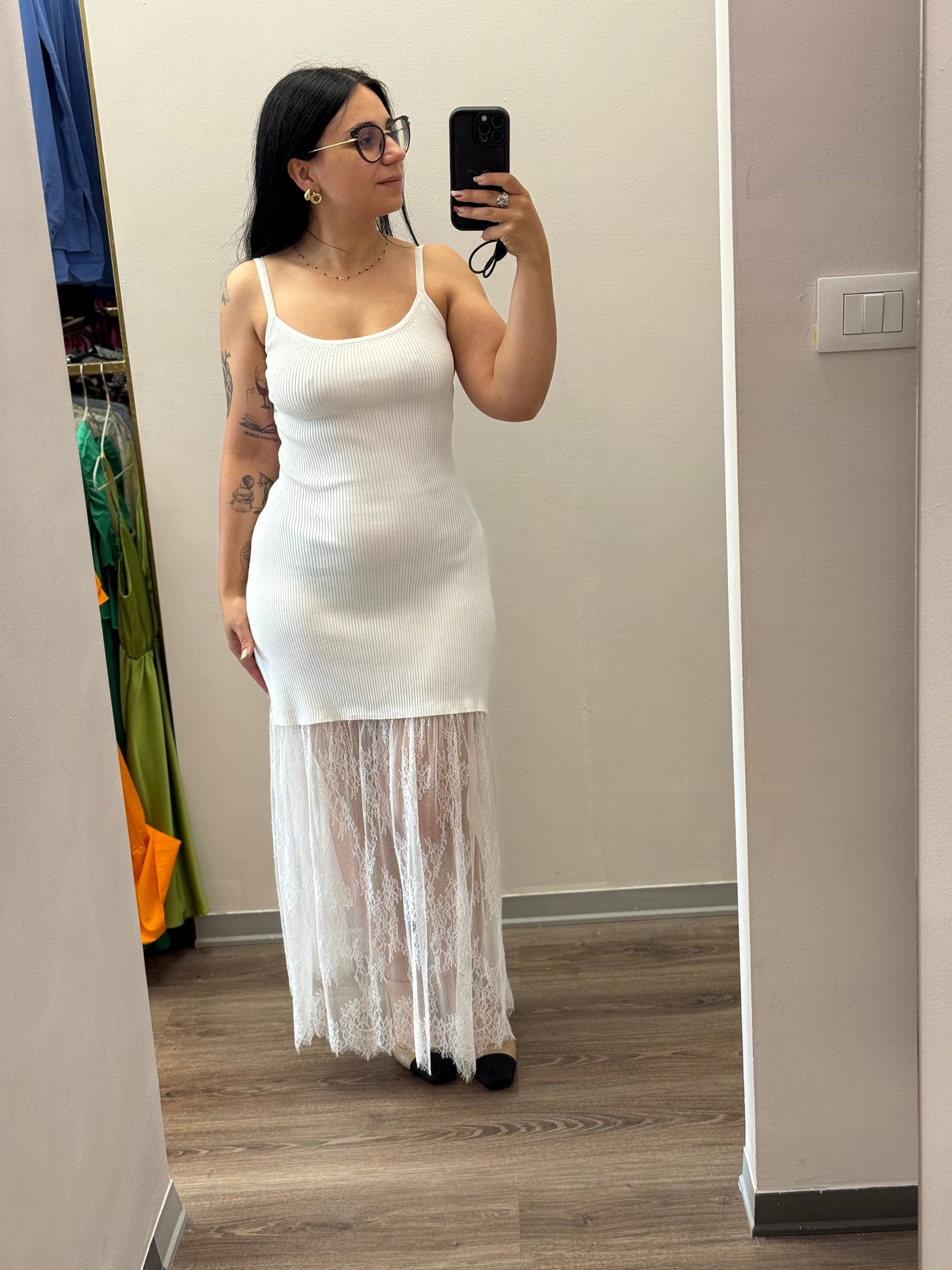 Abito a costine con dettaglio in pizzo