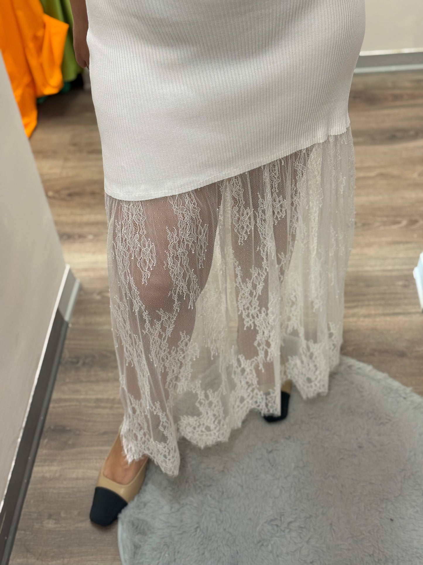 Abito a costine con dettaglio in pizzo