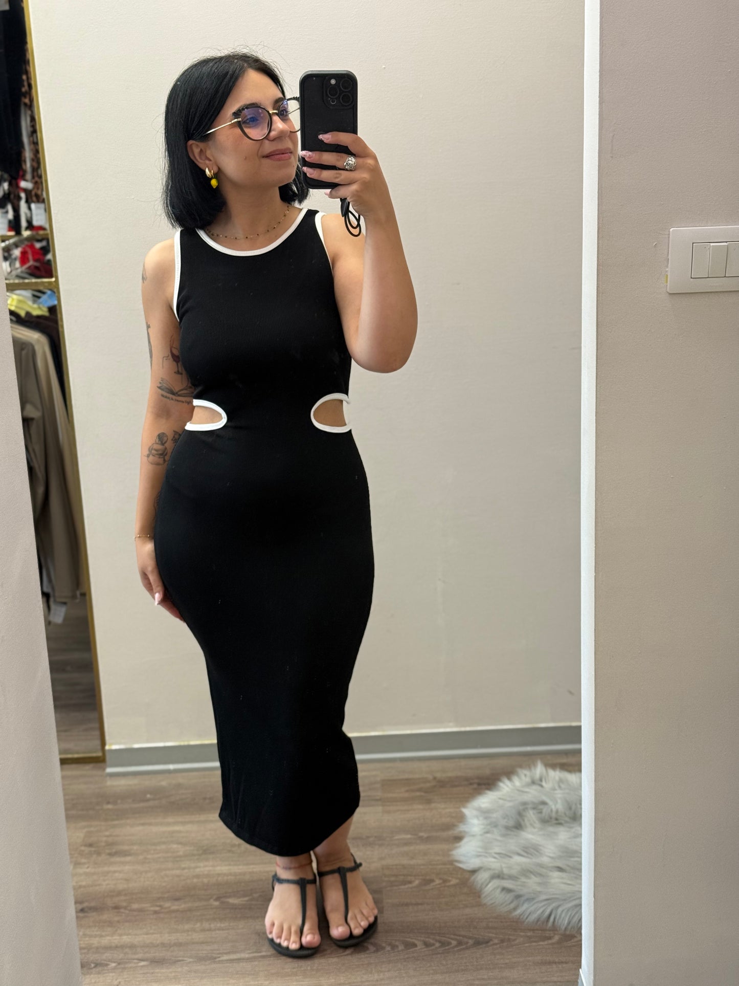 Abito a costine con scollo dietro