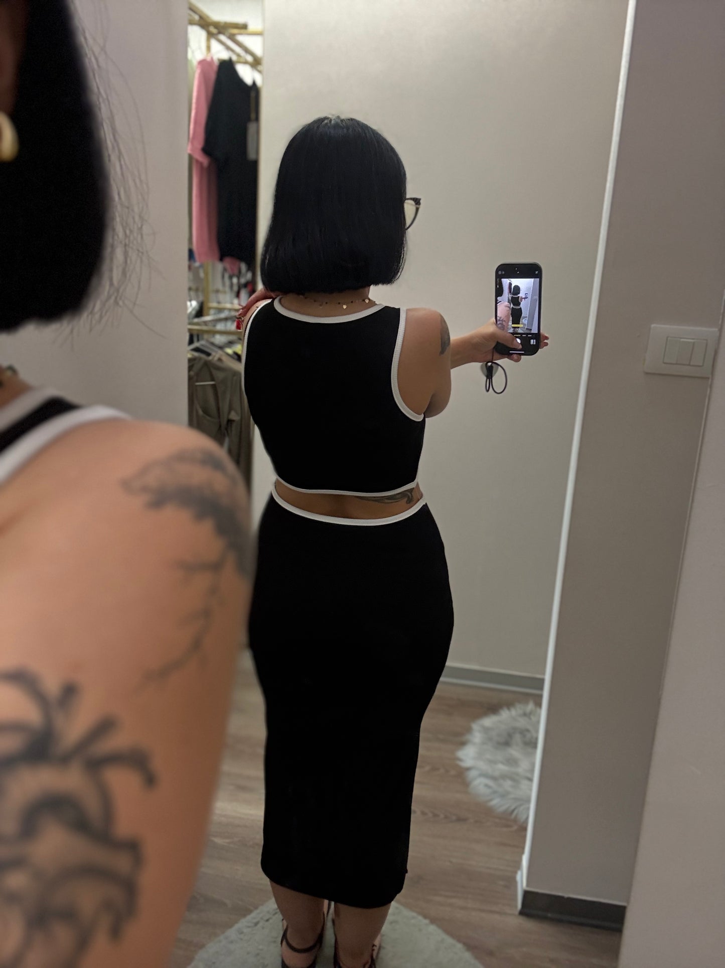 Abito a costine con scollo dietro