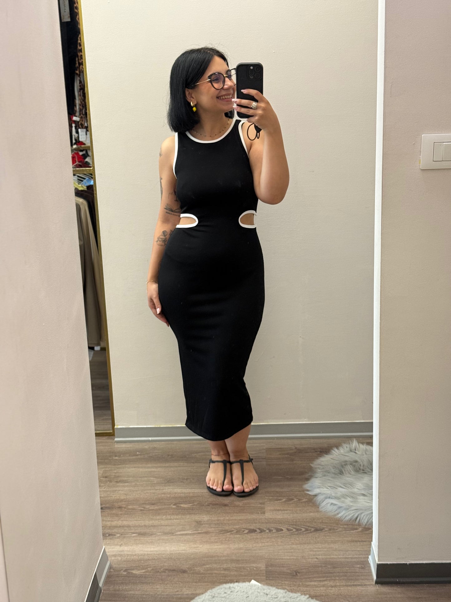 Abito a costine con scollo dietro