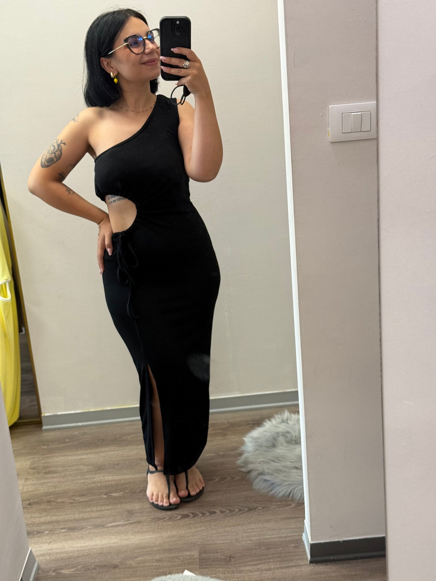 Abito monospalla a costine con scollo laterale