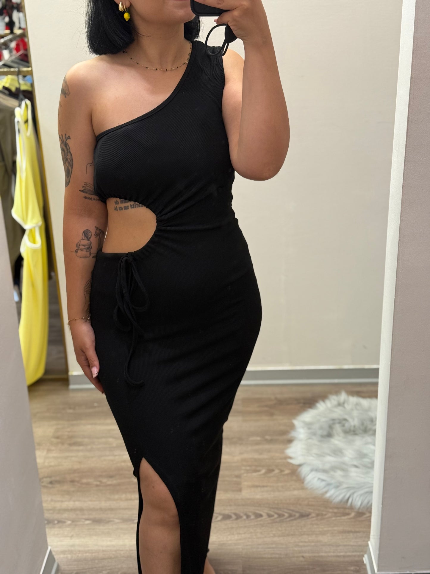 Abito monospalla a costine con scollo laterale