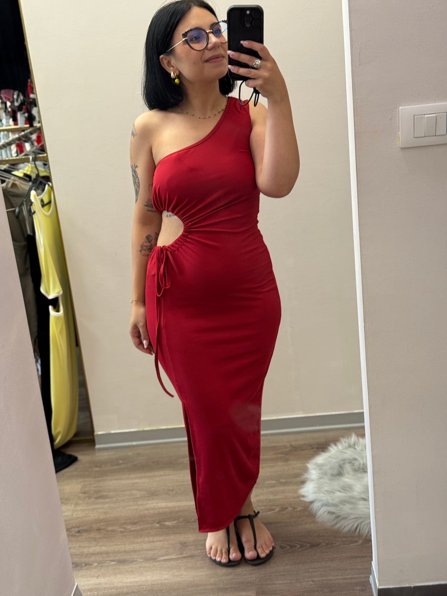 Abito monospalla a costine con scollo laterale