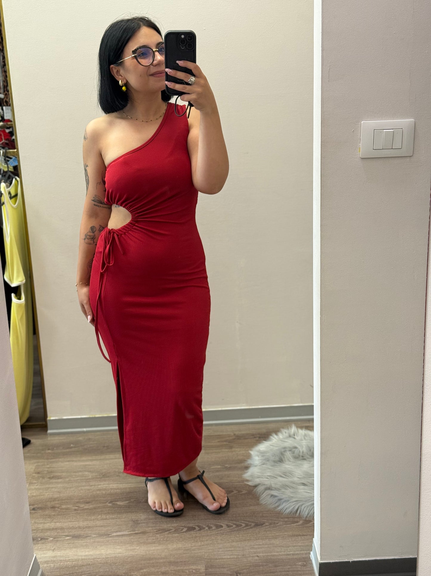 Abito monospalla a costine con scollo laterale