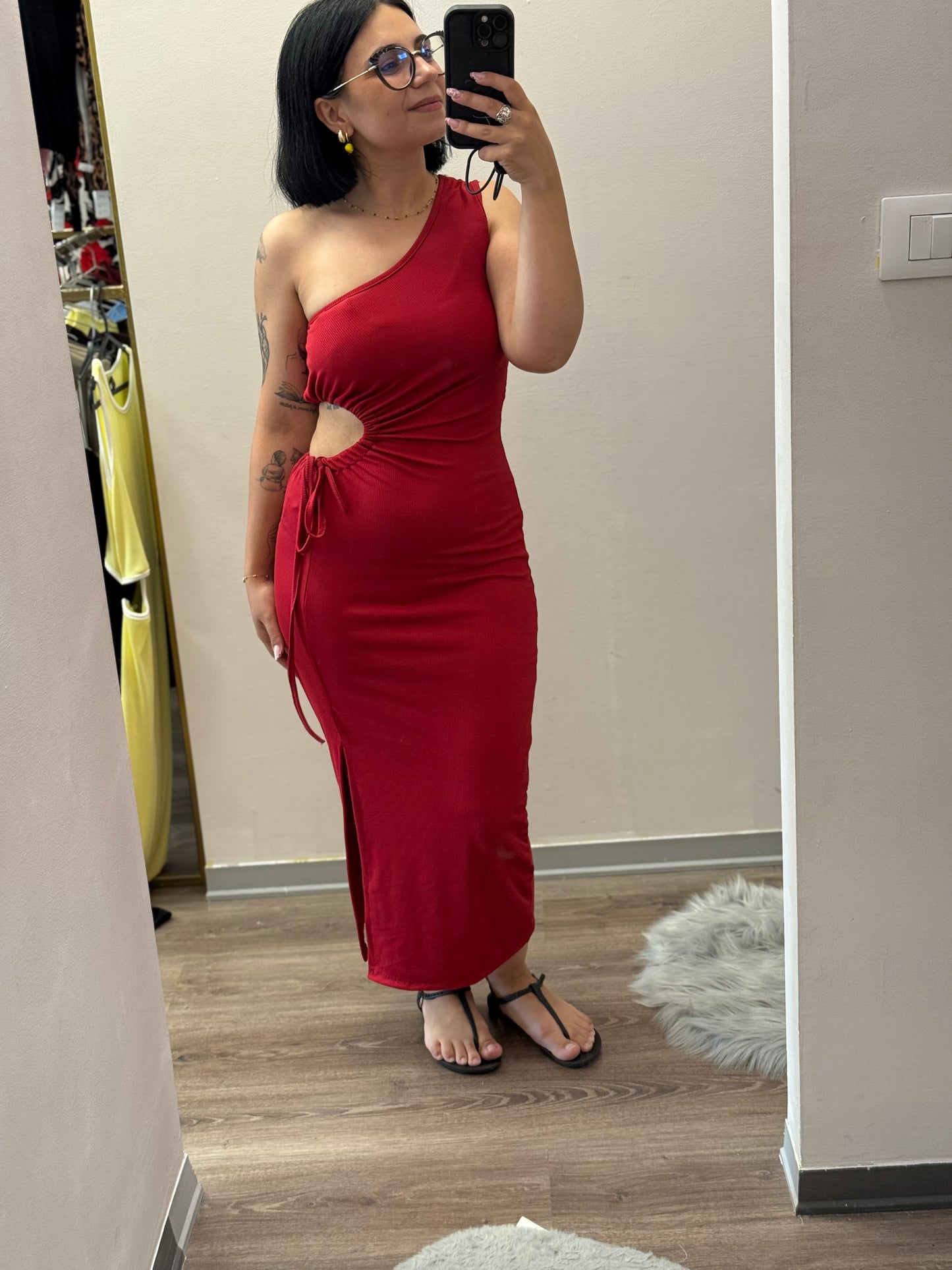 Abito monospalla a costine con scollo laterale