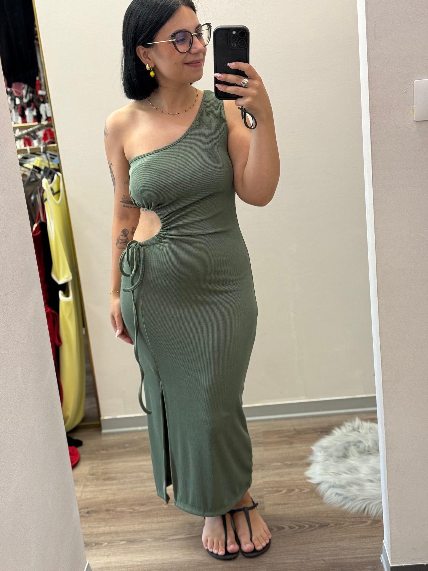 Abito monospalla a costine con scollo laterale