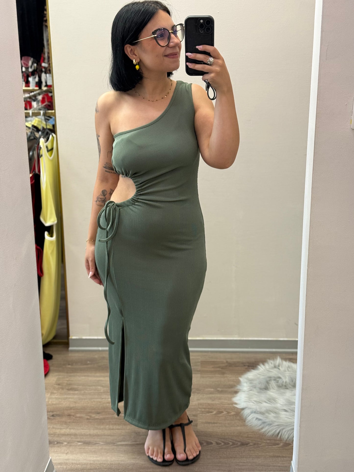 Abito monospalla a costine con scollo laterale