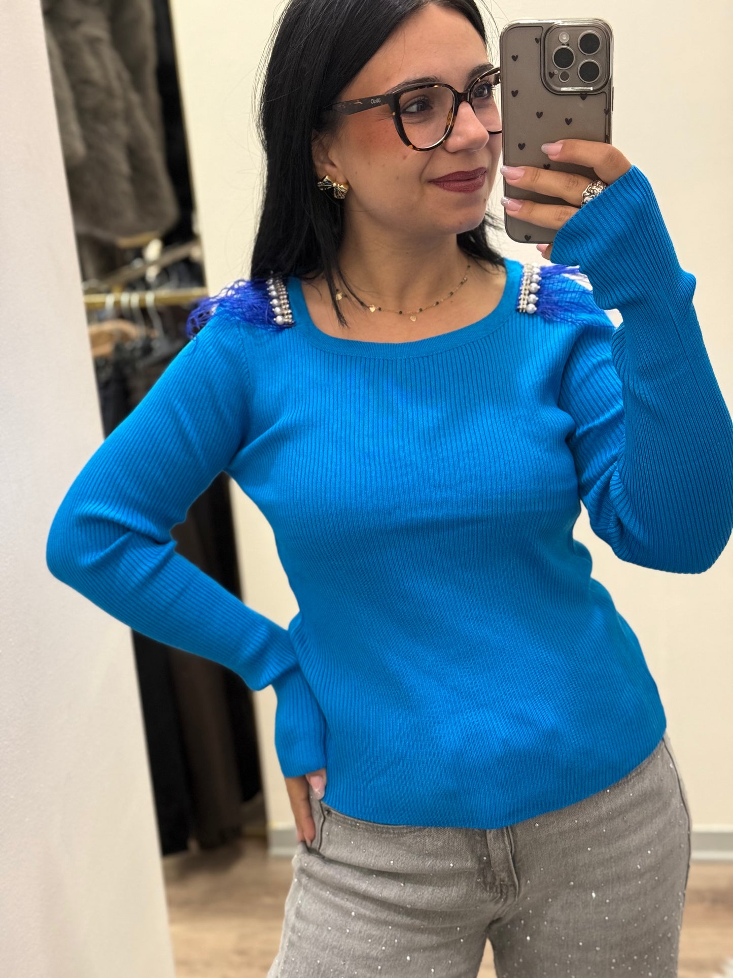 Maglioncino a costine con piume e perline