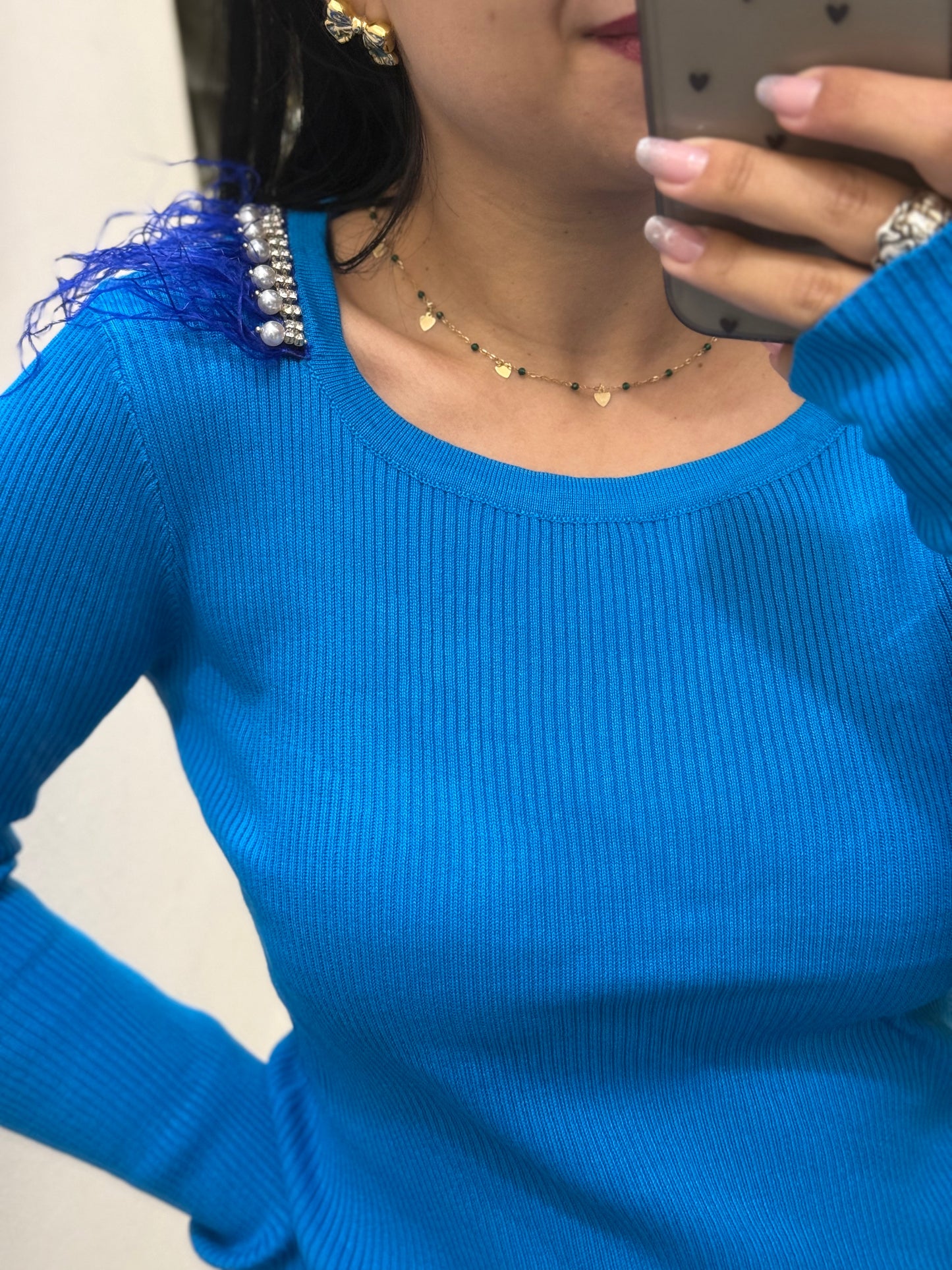 Maglioncino a costine con piume e perline