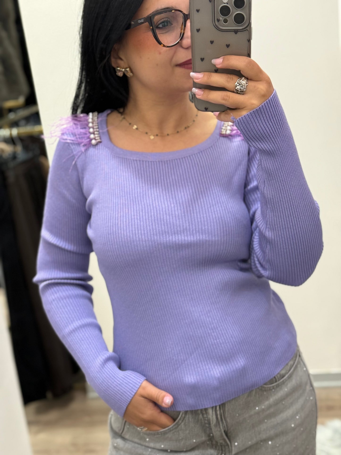 Maglioncino a costine con piume e perline