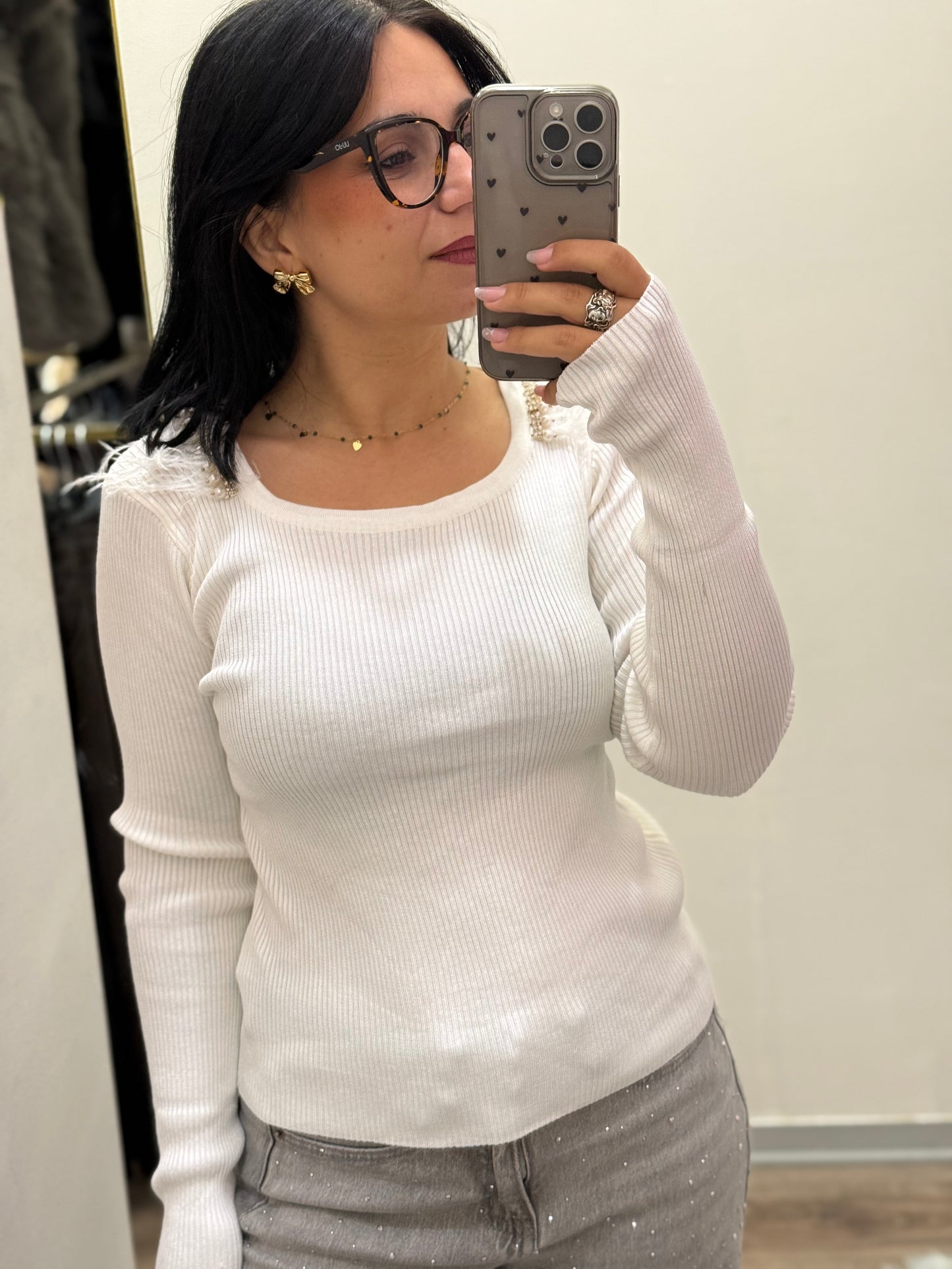 Maglioncino a costine con piume e perline