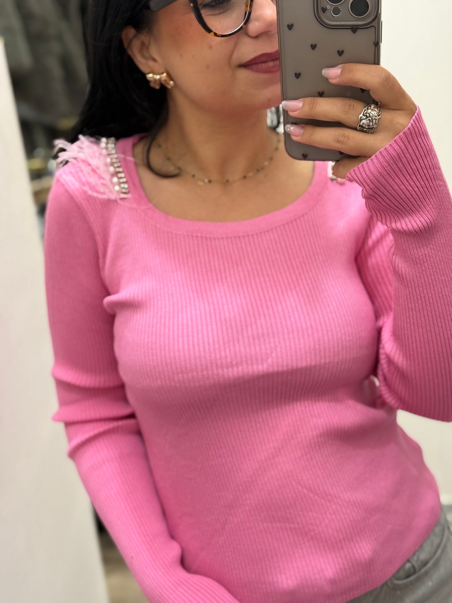 Maglioncino a costine con piume e perline