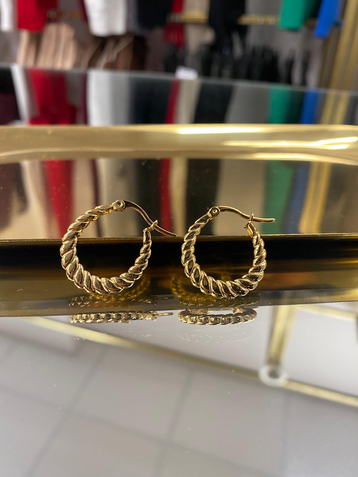 Orecchini cerchio abbraccio